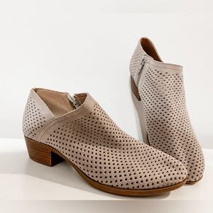 Like new super cute Lucky Brand ankle booties size 8 sfh